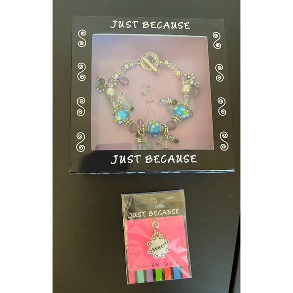 New-Silver Toggle Bracelet with Charm -Purple, Blue Beads, Daisies - Picture 7 of 7